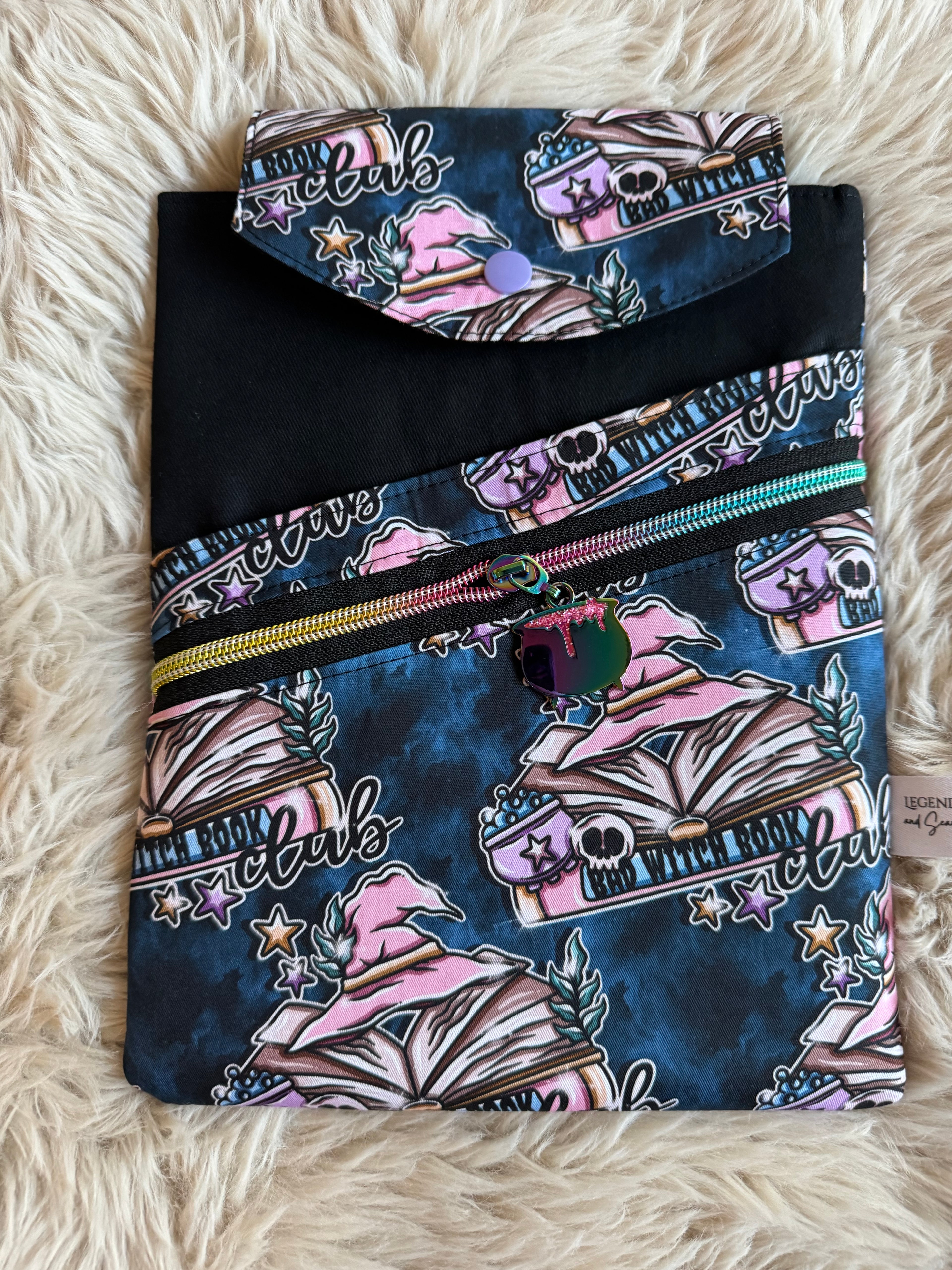 Small 3in1 Sleeve Bad witch book club (dark)