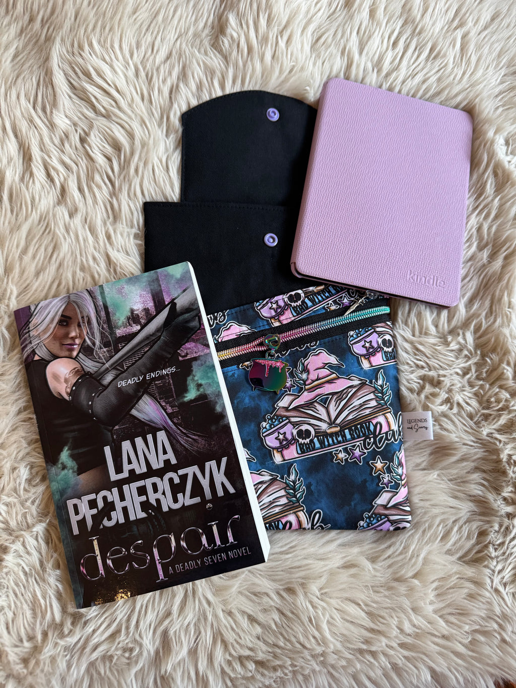 Small 3in1 Sleeve Bad witch book club (dark)