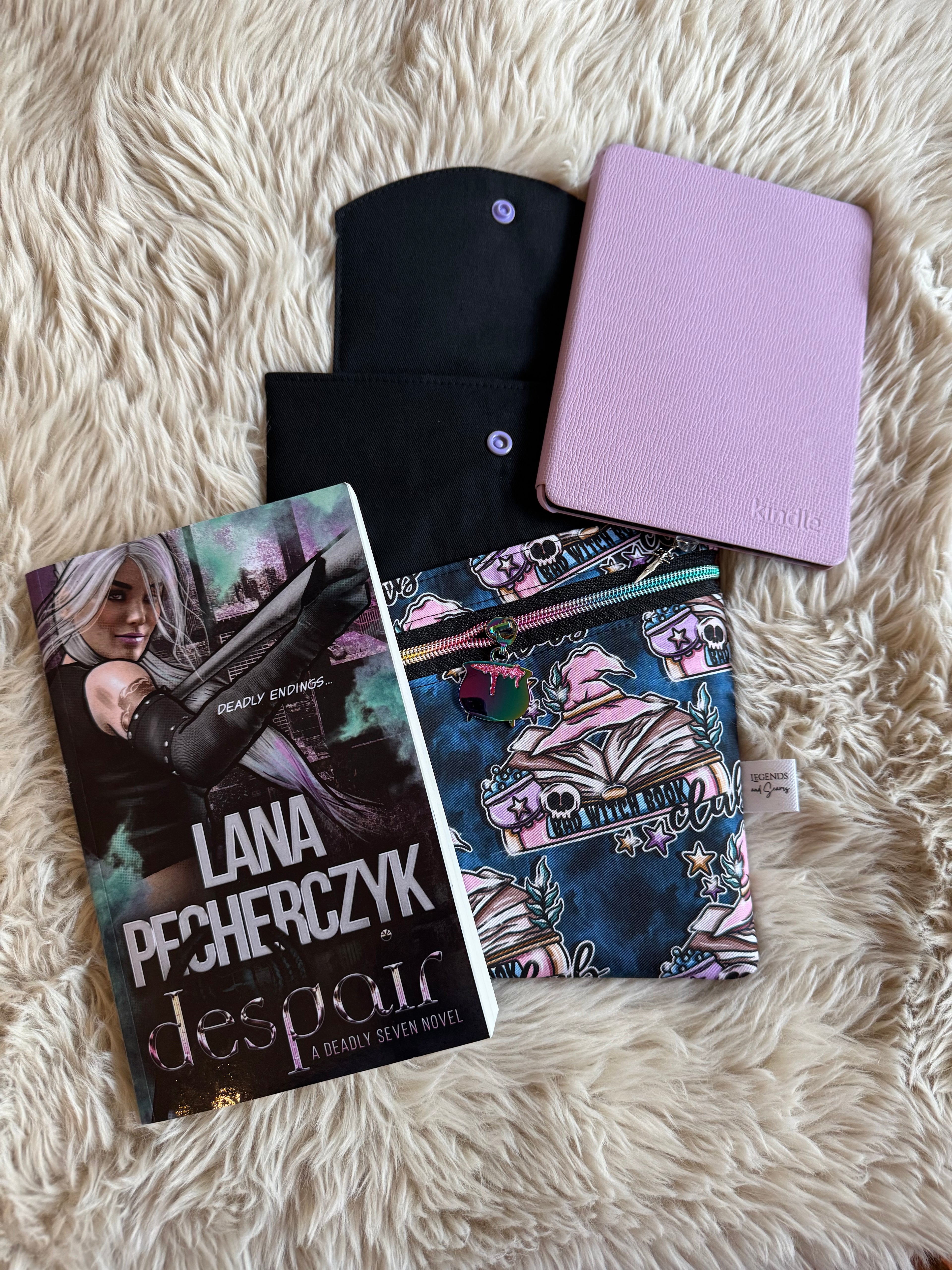 Small 3in1 Sleeve Bad witch book club (dark)