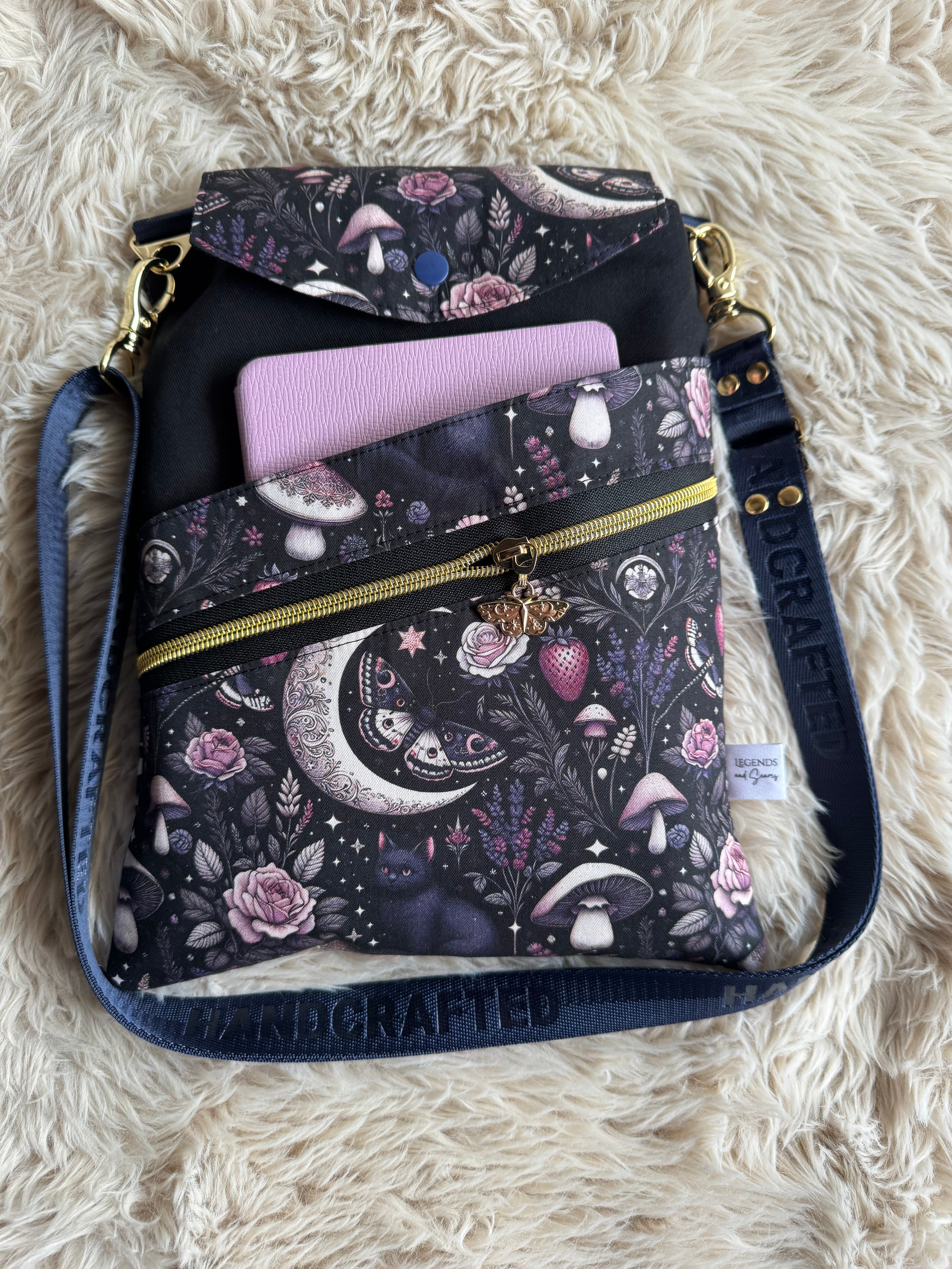 Black cat night garden Large 3in1 Sleeve with Strap