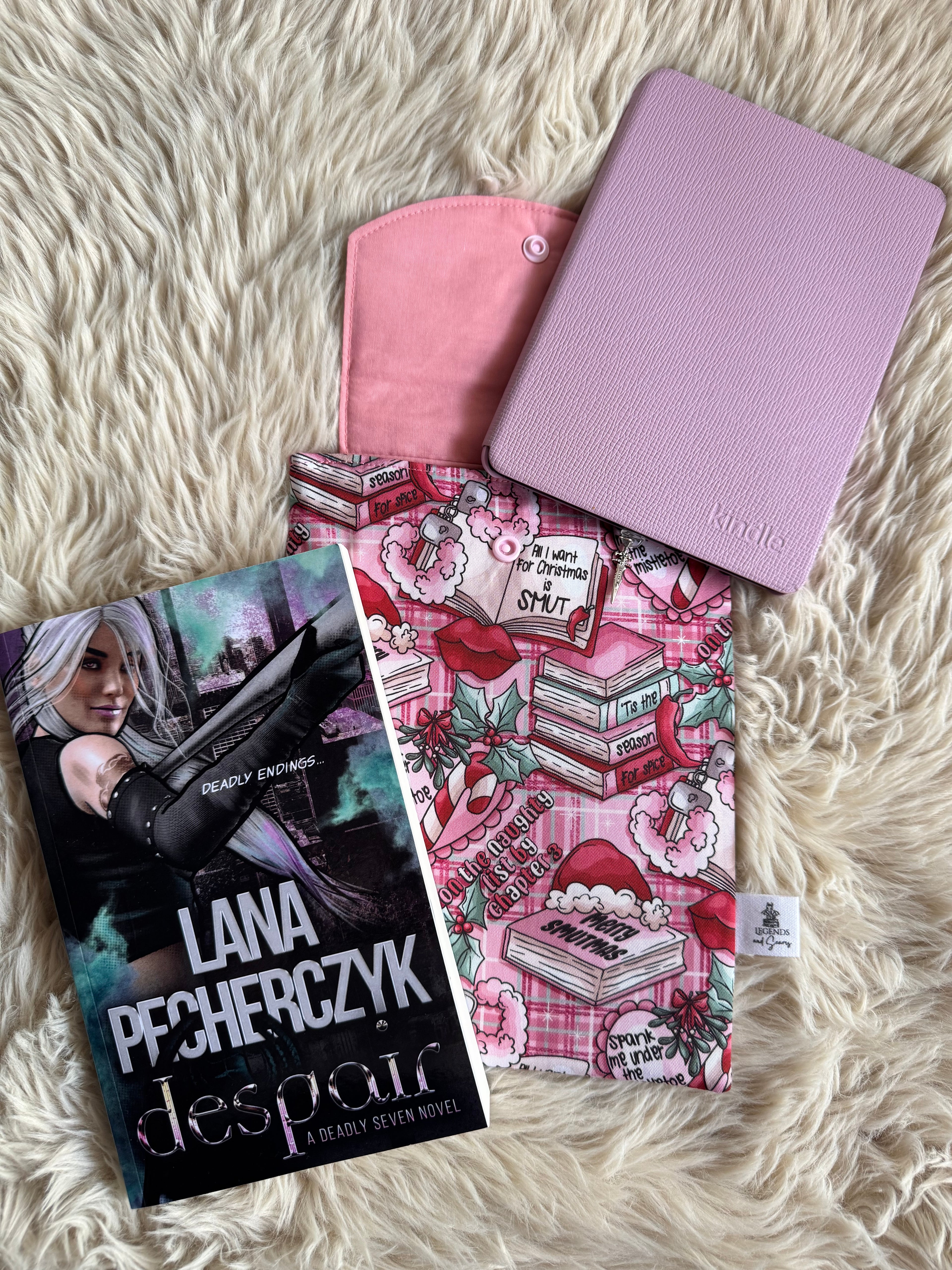 Small eReader and Book Sleeve Smutmas (Pink tartan)