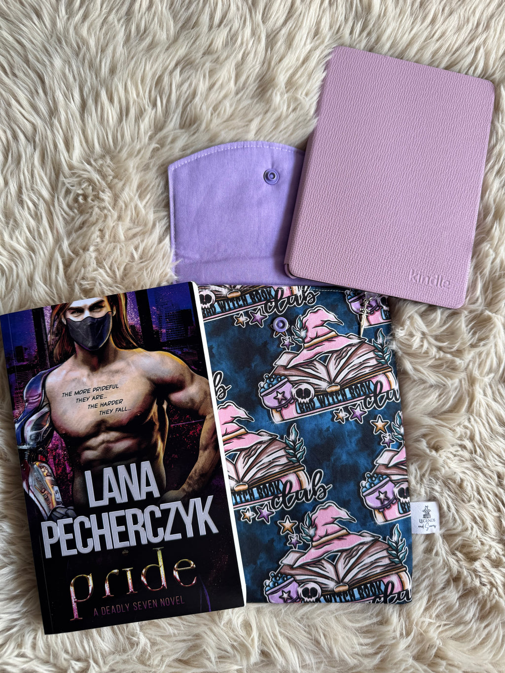 Small eReader and Book Sleeve Bad witch book club (Dark)